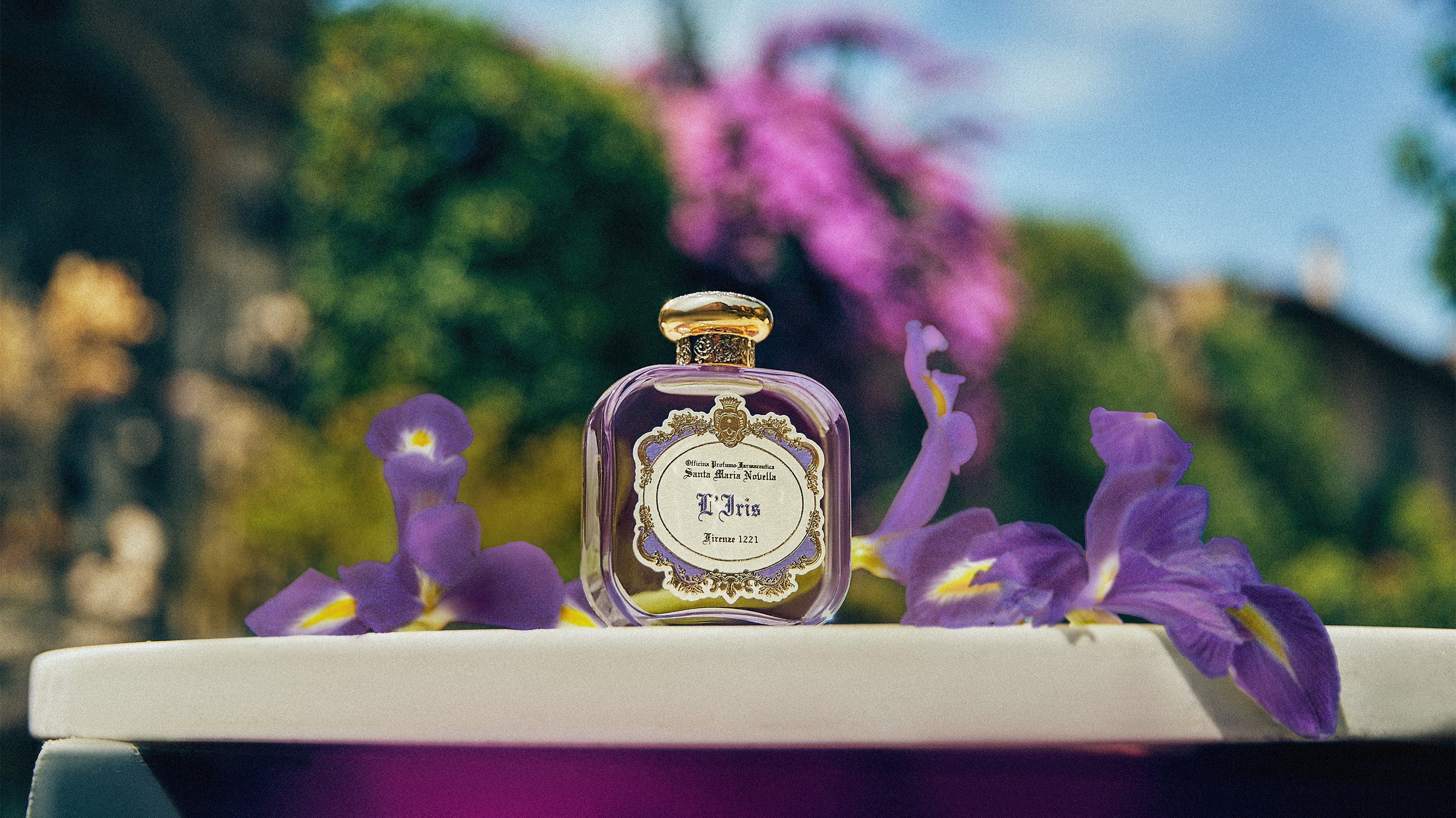 L'Iris Perfume with Iris Flowers